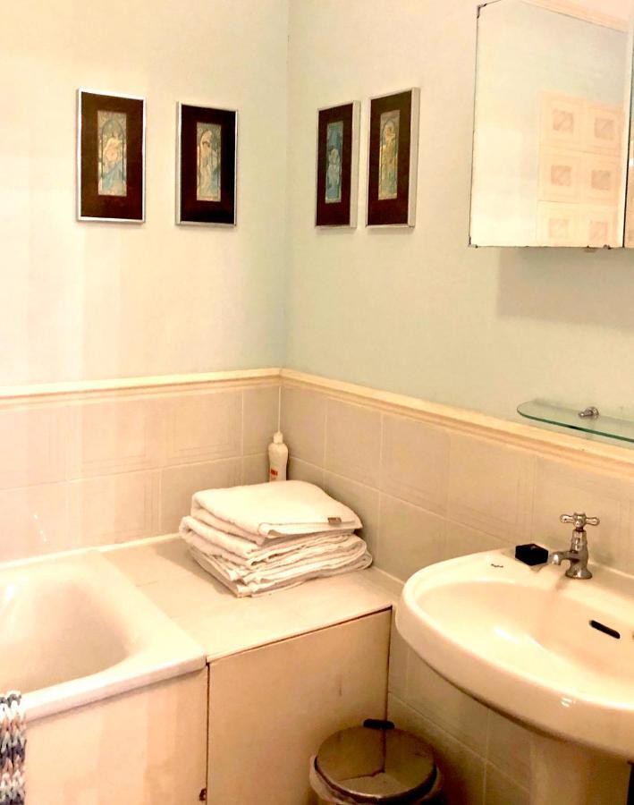 Lauras Townhouse Apartments Dressmakers Salon 巴斯 外观 照片